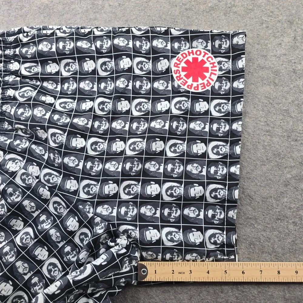 Red Hot Chili Peppers Unlimited Love Tour Shorts Mens XL Black Nylon Mesh Lined